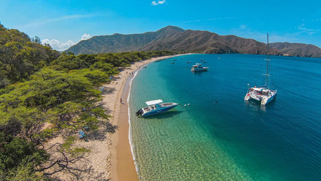 Bahía Concha Beach with boats anchored near the shore.