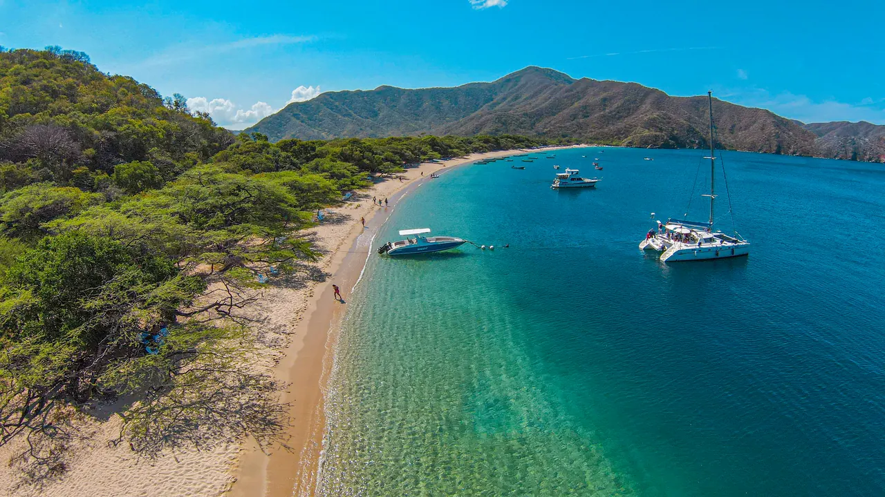 Lanchas y un catamarán fondeados en las aguas turquesa de Bahía Concha.