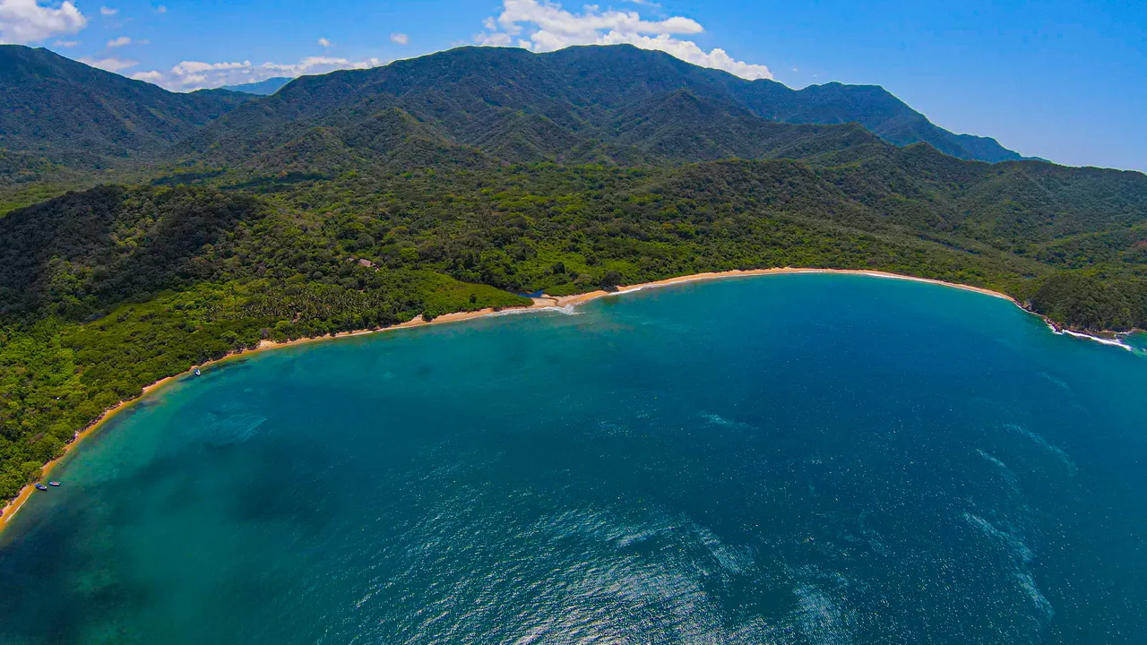 Vista aérea de la bahía de Cinto rodeada de selva en el Parque Tayrona.