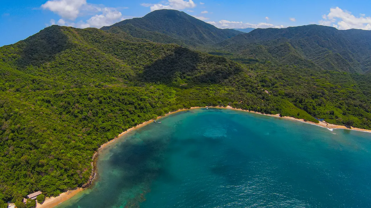 Bahía de Cinto con la Sierra Nevada al fondo.