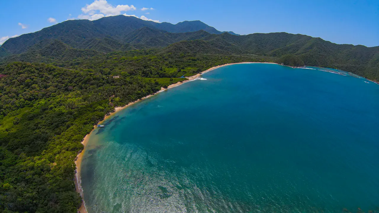 Bahía de Cinto vista desde el aire en un día despejado.
