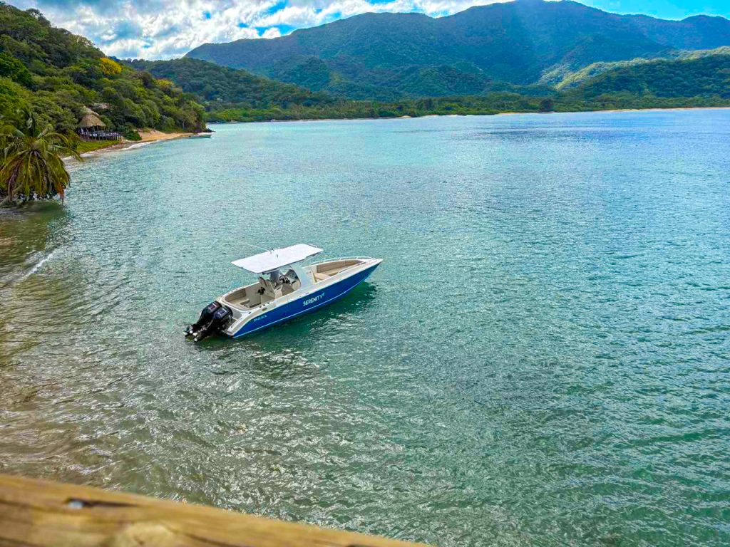 Lancha fondeada en la bahía de Cinto, Parque Tayrona.