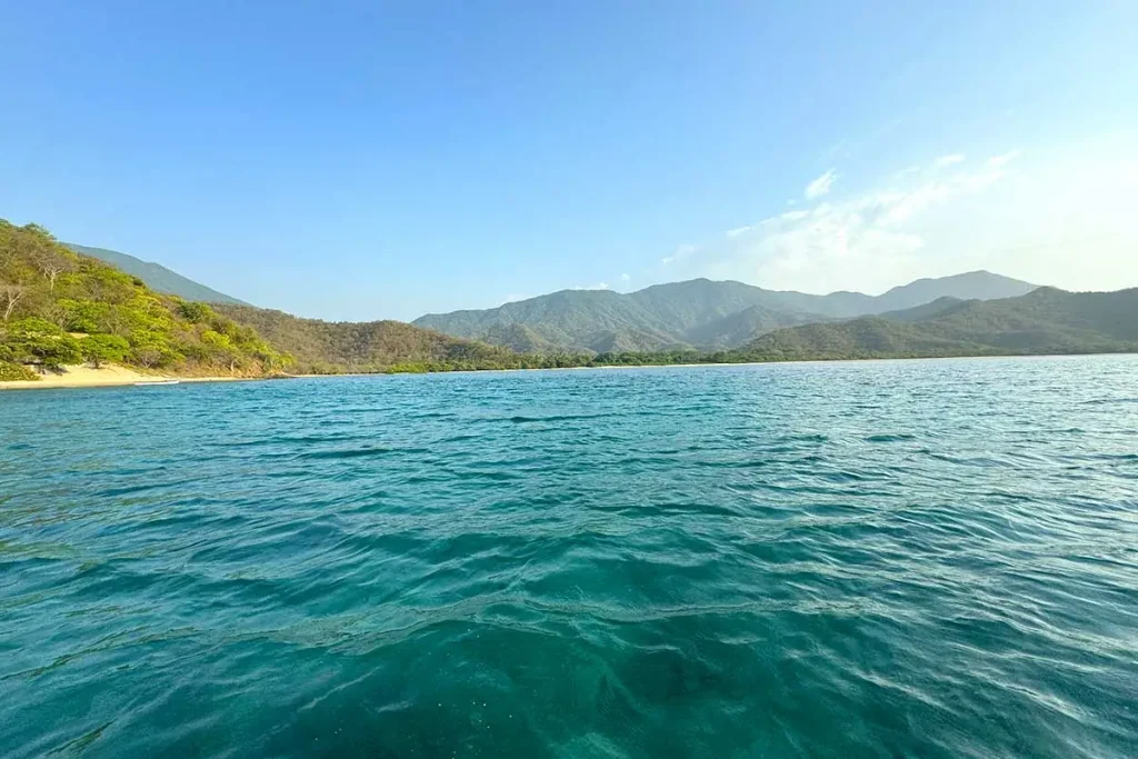 Aguas turquesa frente a la costa de Cinto.