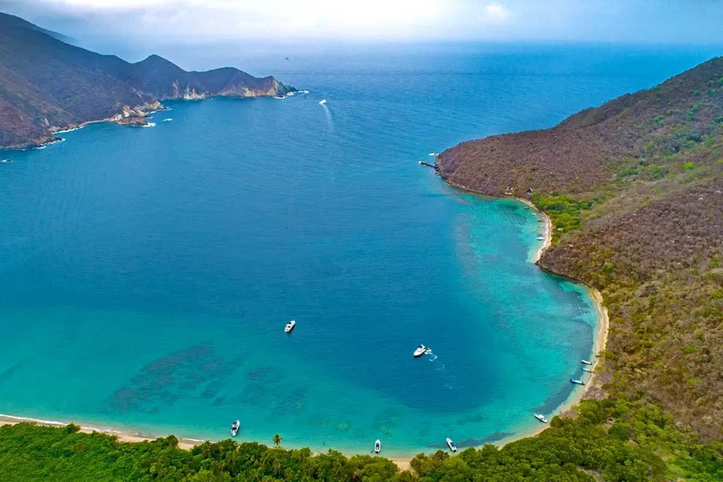 Vista aérea de la bahía de Cinto y su playa.
