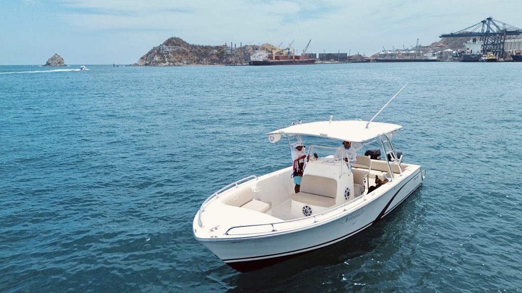 A boat sailing off the coast of Taganga.