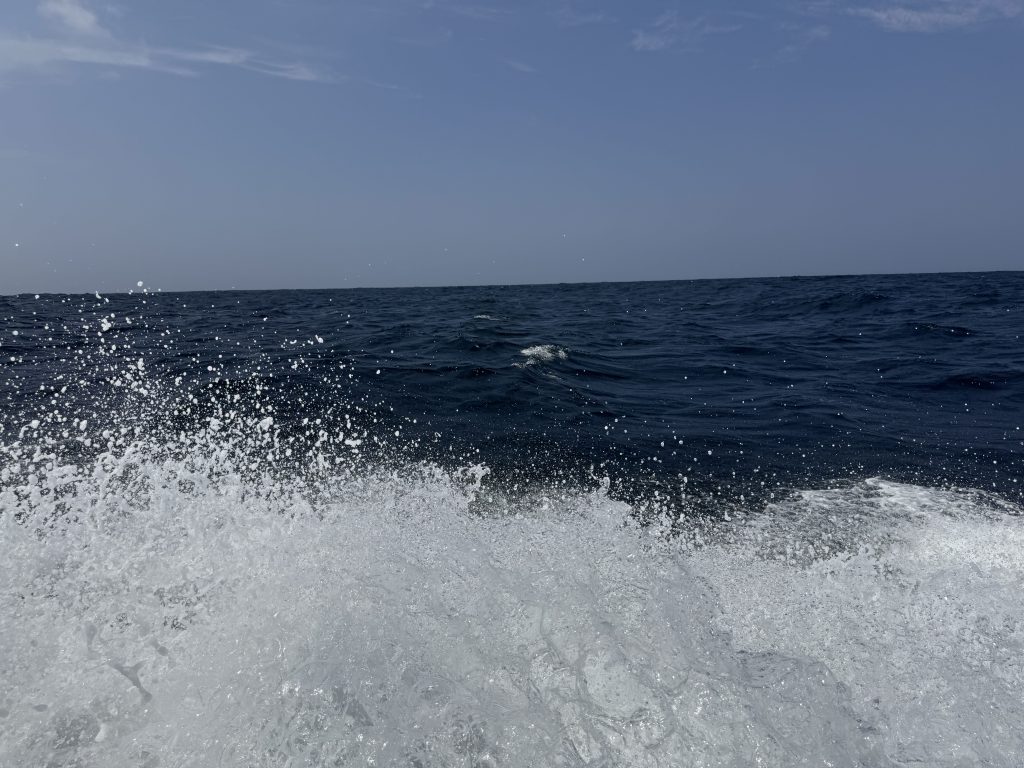 Estela de la lancha en el mar abierto.