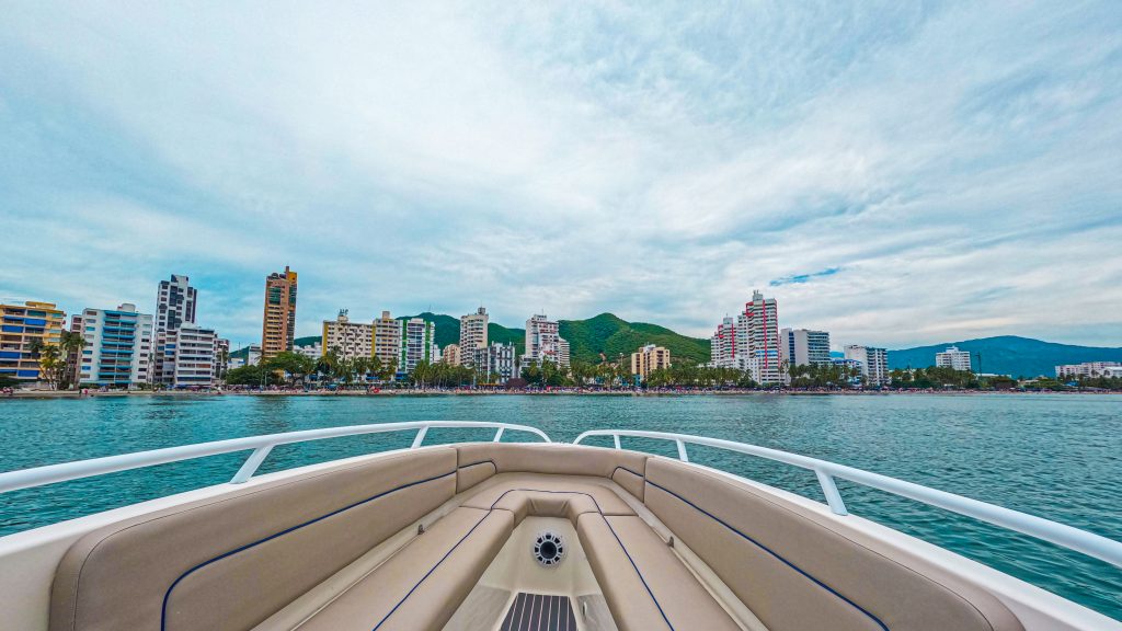The bow of the boat in front of the buildings at El Rodadero.