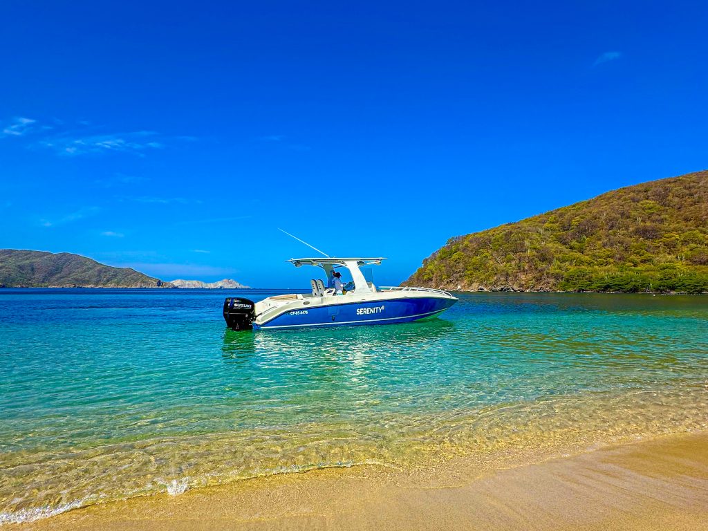 A boat anchored in the crystal-clear waters of Bahía Concha.